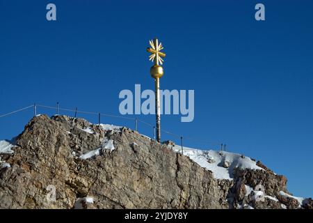 Summit Cross su Zugspitze, Baviera, Repubblica federale di Germania, Gipfelkreuz auf der Zugspitze, Bayern, Bundesrepublik Deutschland Foto Stock