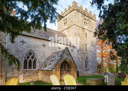 La chiesa di San Nicola nel villaggio Cotswold di Lower Oddington, Gloucestershire, Inghilterra Regno Unito Foto Stock