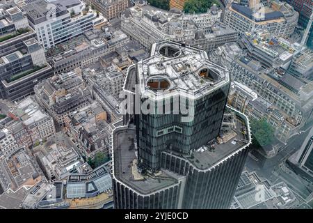 Vista aerea della sommità della Torre 42 nella City di Londra vista dalla piattaforma pubblica di osservazione Horizon 22 al 22 Bishopsgate, Londra, Regno Unito Foto Stock
