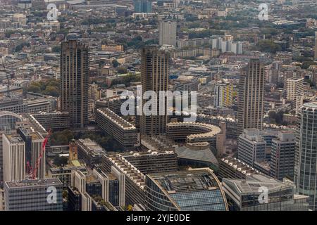 Vista aerea delle torri barbacane, un complesso residenziale di circa 2.000 appartamenti, maisonette e case nel centro di Londra Foto Stock