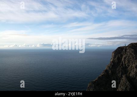 In Norvegia, sull'isola di Magerøya, in una delle estremità settentrionali, si trova il Capo Nord, un altopiano di ardesia che si innalza ripidamente dall'Oceano Artico Foto Stock