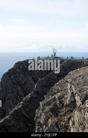 In Norvegia, sull'isola di Magerøya, in una delle estremità settentrionali, si trova il Capo Nord, un altopiano di ardesia che si innalza ripidamente dall'Oceano Artico Foto Stock