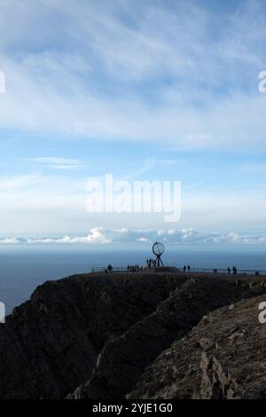 In Norvegia, sull'isola di Magerøya, in una delle estremità settentrionali, si trova il Capo Nord, un altopiano di ardesia che si innalza ripidamente dall'Oceano Artico Foto Stock