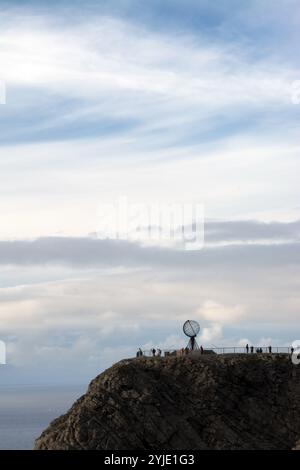 In Norvegia, sull'isola di Magerøya, in una delle estremità settentrionali, si trova il Capo Nord, un altopiano di ardesia che si innalza ripidamente dall'Oceano Artico Foto Stock