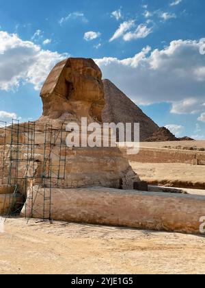 sfinge di fronte alla piramide di Cheope, Egitto Foto Stock