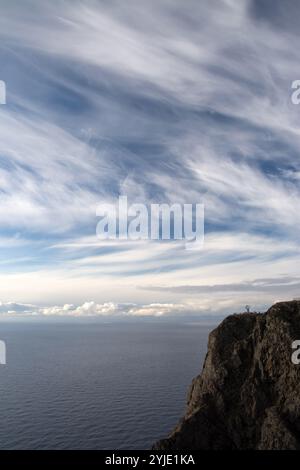 In Norvegia, sull'isola di Magerøya, in una delle estremità settentrionali, si trova il Capo Nord, un altopiano di ardesia che si innalza ripidamente dall'Oceano Artico Foto Stock