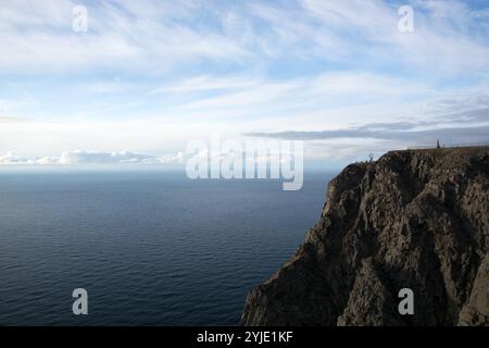 In Norvegia, sull'isola di Magerøya, in una delle estremità settentrionali, si trova il Capo Nord, un altopiano di ardesia che si innalza ripidamente dall'Oceano Artico Foto Stock