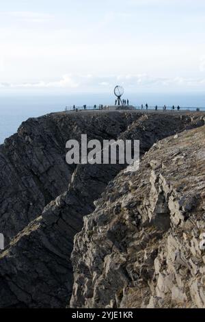 In Norvegia, sull'isola di Magerøya, in una delle estremità settentrionali, si trova il Capo Nord, un altopiano di ardesia che si innalza ripidamente dall'Oceano Artico Foto Stock