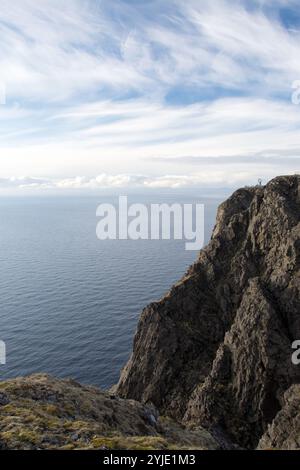 In Norvegia, sull'isola di Magerøya, in una delle estremità settentrionali, si trova il Capo Nord, un altopiano di ardesia che si innalza ripidamente dall'Oceano Artico Foto Stock