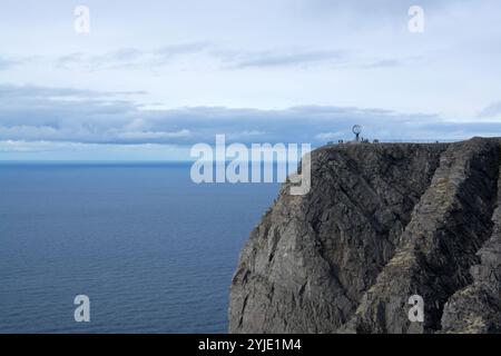 In Norvegia, sull'isola di Magerøya, in una delle estremità settentrionali, si trova il Capo Nord, un altopiano di ardesia che si innalza ripidamente dall'Oceano Artico Foto Stock