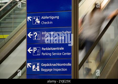 Cartelli per l'aeroporto, Hinweisschilder im Flughafen Foto Stock