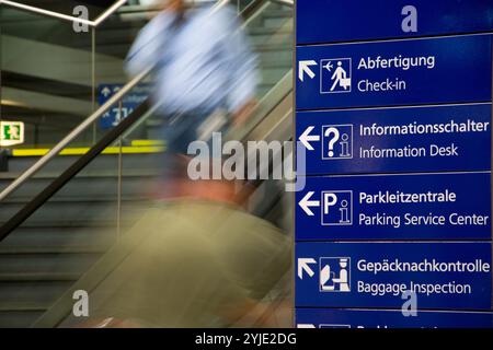 Cartelli per l'aeroporto, Hinweisschilder im Flughafen Foto Stock