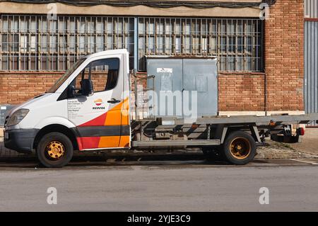 Viladecans. Spagna - 14 novembre 2024: Camion per la consegna di gas butano da Repsol, situato in una strada cittadina. L'immagine evidenzia l'importanza del carburante t Foto Stock