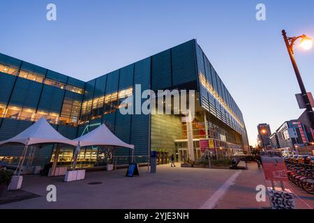 Biblioteca pubblica grande Bibliothèque nel centro di Montreal. BAnQ - Bibliothèque et Archives nationales du Québec (Biblioteca Nazionale e Archivi del Québec) Foto Stock