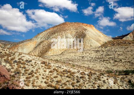 Paesaggio desertico di calanchi nel parco geologico naturale di Granada, Andalusia, Spagna, con luce naturale Foto Stock