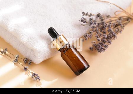 Concetto di aromaterapia. Bottiglia di olio essenziale lavanda, modello. Centro benessere. Concetto cosmetico per la cura della pelle. Stile minimalista Foto Stock