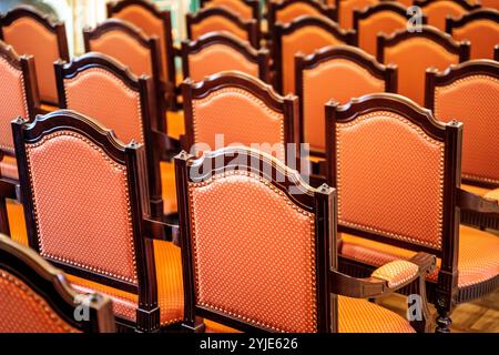 Sedie classiche a teatro. Sedie in velluto vintage nella sala degli spettacoli teatrali. Foto di alta qualità Foto Stock