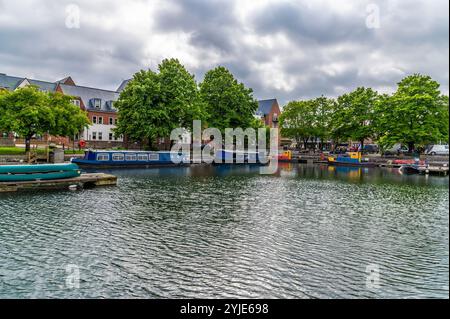 Una vista verso il molo nel bacino del canale delle navi a Chichester, nel Sussex in estate Foto Stock