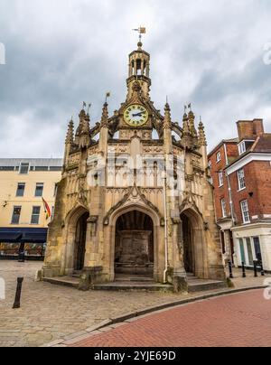 Una vista verso la Chichester Cross nel centro di Chichester, nel Sussex in estate Foto Stock