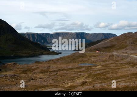 In Norvegia, sull'isola di Magerøya, in una delle estremità settentrionali, si trova il Capo Nord, un altopiano di ardesia che si innalza ripidamente dall'Oceano Artico Foto Stock