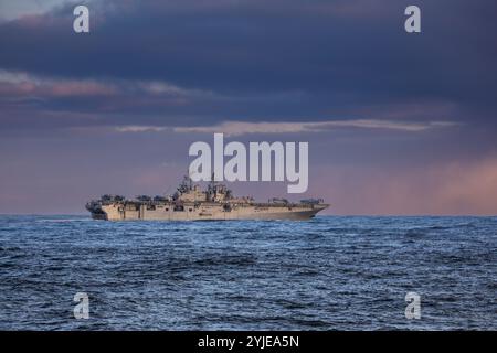 USS Iwo Jima, una nave d'assalto anfibia di classe Wasp della Marina degli Stati Uniti Foto Stock
