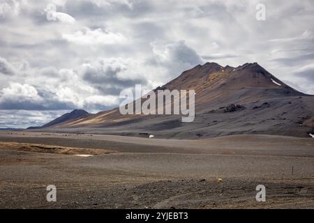 Paesaggio vulcanico dell'Islanda settentrionale con montagne aride e campi di lava. Foto Stock