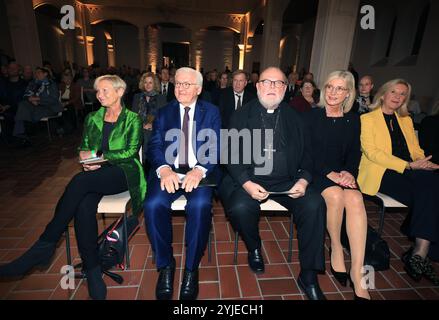 Monaco, Germania. 14 novembre 2024. Kirsten Fehrs, Vescovo e Presidente in carica del Consiglio EKD (l-r), Frank-Walter Steinmeier (SPD), Presidente federale Reinhard Marx, Cardinale e Presidente della Commissione giornalistica della Conferenza Episcopale tedesca, Ulrike Scharf (CSU), Ministro della famiglia, del lavoro e degli affari sociali bavarese e Katja Wildermuth, Direttore della trasmissione Bavarese, si trovano nella Chiesa di San Marco, in occasione del 70° anniversario della cerimonia del programma della chiesa di San Marco. Crediti: Karl-Josef Hildenbrand/dpa/Alamy Live News Foto Stock