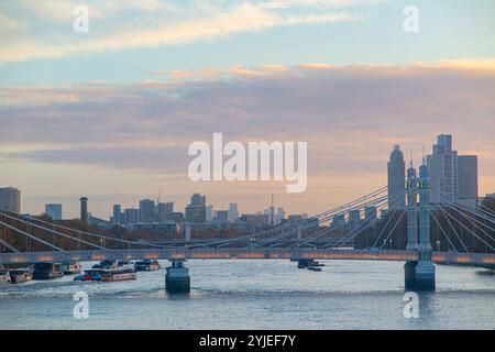 La mattina presto in inverno - Chelsea Bridge con i grattacieli della City di Londra, St George's Wharf e The Shard in lontananza Foto Stock