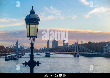 La mattina presto in inverno - un semaforo vittoriano e Chelsea Bridge con i grattacieli della City di Londra, St George's Wharf e The Shard. Foto Stock