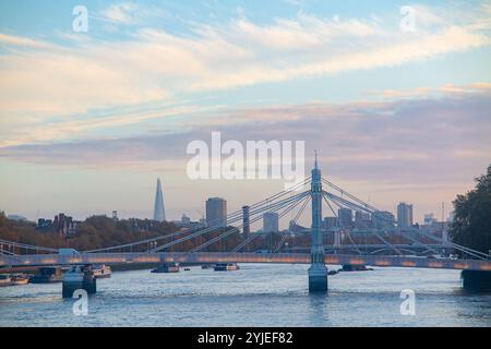 La mattina presto in inverno - Chelsea Bridge con i grattacieli della City di Londra, St George's Wharf e The Shard in lontananza Foto Stock