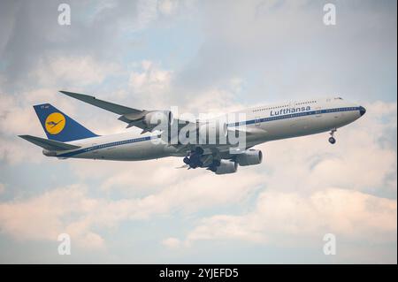 22.10.2024, Singapur, Republik Singapur, Asien - Ein Passagierflugzeug der Lufthansa vom Typ Boeing 747-8 Jumbo-Jet mit der Registrierung D-ABYT in der retro-Sonderbemalung der 1970er-Jahre im Landeanflug auf den internationalen Flughafen Changi. Lufthansa ist Mitglied der Star Alliance Luftfahrtallianz, einem internationalen Netzwerk von Fluggesellschaften. *** 22 10 2024, Singapore, Repubblica di Singapore, Asia Un aereo passeggeri Lufthansa del tipo Boeing 747 8 Jumbo Jet con registrazione D ABYT nella livrea speciale retrò degli anni '1970 in avvicinamento all'Aeroporto Internazionale di Changi Lufthan Foto Stock