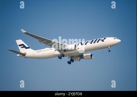 21.10.2024, Singapur, Republik Singapur, Asien - Ein Passagierflugzeug der Finnair vom Typ Airbus A330-300 mit der Registrierung OH-LTS im Landeanflug auf den internationalen Flughafen Changi. Finnair ist Mitglied der Oneworld Luftfahrtallianz, einem internationalen Netzwerk von Fluggesellschaften. 21.10.2024, Singapore, Repubblica di Singapore, Asia - Un aeromobile passeggeri Finnair Airbus A330-300 con registrazione OH-LTS si avvicina all'aeroporto internazionale di Changi per l'atterraggio. Finnair è membro dell'alleanza aerea Oneworld, una rete internazionale di compagnie aeree. *** 21 10 2024, Singapore, R. Foto Stock