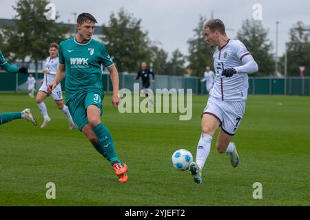 Augusta, Germania. 14 novembre 2024. Augusta, Germania 14. Novembre 2024: Testspiel - 2024/2025 - FC Augsburg vs. FC Ingolstadt 04 IM Bild: v. li. im Zweikampf Keven Schlotterbeck (Augsburg) und Dennis Borkowski (FCI) crediti: dpa/Alamy Live News Foto Stock