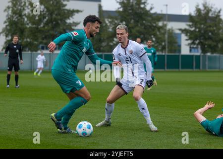 Augusta, Germania. 14 novembre 2024. Augusta, Germania 14. Novembre 2024: Testspiel - 2024/2025 - FC Augsburg vs. FC Ingolstadt 04 IM Bild: v. li. im Zweikampf Keven Schlotterbeck (Augsburg) und Dennis Borkowski (FCI) crediti: dpa/Alamy Live News Foto Stock