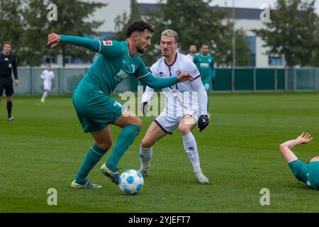 Augusta, Germania. 14 novembre 2024. Augusta, Germania 14. Novembre 2024: Testspiel - 2024/2025 - FC Augsburg vs. FC Ingolstadt 04 IM Bild: v. li. im Zweikampf Keven Schlotterbeck (Augsburg) und Dennis Borkowski (FCI) crediti: dpa/Alamy Live News Foto Stock