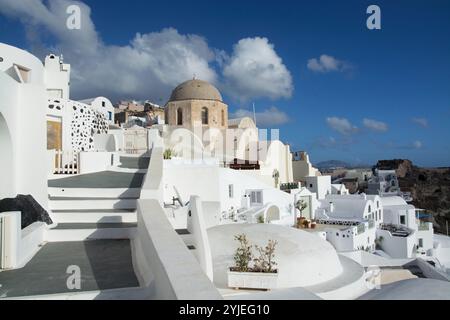 Oia sull'isola di Thira, o Thera, è una piccola città sull'arcipelago greco di Santorini nelle Cicladi., Oia auf der Insel Thira, oder Thera, ist Foto Stock