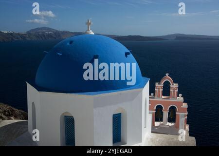 Oia sull'isola di Thira, o Thera, è una piccola città sull'arcipelago greco di Santorini nelle Cicladi., Oia auf der Insel Thira, oder Thera, ist Foto Stock