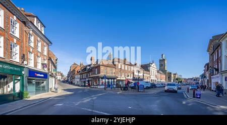 Il centro città di Blandford Forum include Market Place e la chiesa parrocchiale di Blandford a Dorset, Regno Unito, il 13 novembre 2024 Foto Stock