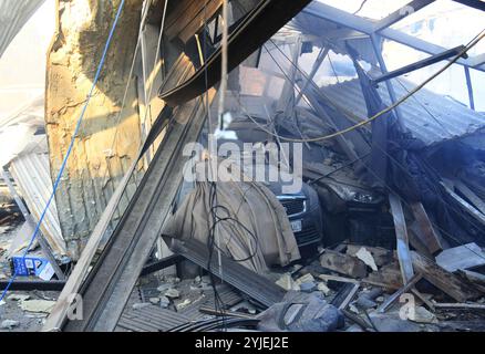 Damasco. 14 novembre 2024. La foto scattata il 14 novembre 2024 mostra le macerie di un edificio residenziale distrutto negli attacchi aerei israeliani nel quartiere Mazzeh di Damasco, in Siria. Le forze israeliane hanno condotto giovedì attacchi aerei su edifici residenziali nella capitale siriana Damasco e nelle sue vicinanze, uccidendo almeno 15 persone e ferendone altre 16, secondo il Ministero della difesa siriano e la TV di stato. Crediti: Ammar Safarjalani/Xinhua/Alamy Live News Foto Stock