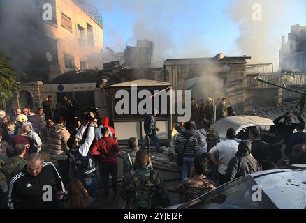 Damasco, Siria. 14 novembre 2024. La gente si riunisce di fronte a un edificio residenziale distrutto negli attacchi aerei israeliani nel quartiere Mazzeh di Damasco, in Siria, il 14 novembre 2024. Le forze israeliane hanno condotto giovedì attacchi aerei su edifici residenziali nella capitale siriana Damasco e nelle sue vicinanze, uccidendo almeno 15 persone e ferendone altre 16, secondo il Ministero della difesa siriano e la TV di stato. Crediti: Ammar Safarjalani/Xinhua/Alamy Live News Foto Stock