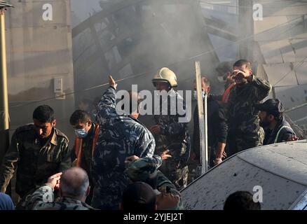 Damasco, Siria. 14 novembre 2024. I soccorritori lavorano in un edificio residenziale distrutto negli attacchi aerei israeliani nel quartiere Mazzeh di Damasco, in Siria, il 14 novembre 2024. Le forze israeliane hanno condotto giovedì attacchi aerei su edifici residenziali nella capitale siriana Damasco e nelle sue vicinanze, uccidendo almeno 15 persone e ferendone altre 16, secondo il Ministero della difesa siriano e la TV di stato. Crediti: Ammar Safarjalani/Xinhua/Alamy Live News Foto Stock