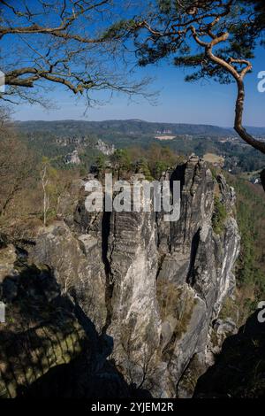 Il Bastei è una formazione rocciosa con una piattaforma panoramica situata nella Svizzera sassone sulla riva destra dell'Elba nel comune di Lohmen tra il fiume Foto Stock