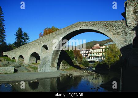 Spagna. Catalogna. Campordon. Ponte Puente Nuevo. Antico ponte medievale sul fiume ter. Foto Stock