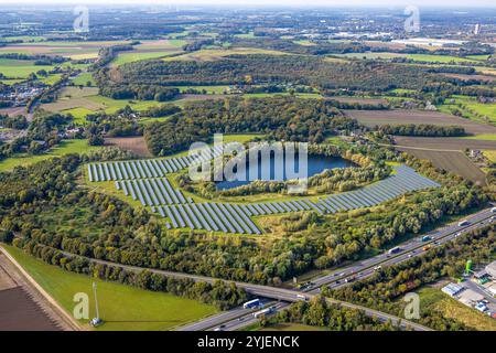 Luftbild, ENNI Solarpark Mühlenfeld Photovoltaik Anlage am Baggersee Doemkes, Neukirchen, Neukirchen-Vluyn, Ruhrgebiet, Nordrhein-Westfalen, Deutschland ACHTUNGxMINDESTHONORARx60xEURO *** Vista aerea, impianto fotovoltaico ENNI Solarpark Mühlenfeld presso lo stagno della cava di Doemkes, Neukirchen, Neukirchen Vluyn, regione della Ruhr, Renania settentrionale-Vestfalia, Germania ATTENTIONxMINDESTHONORARx60xEURO Foto Stock
