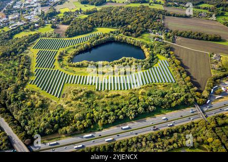 Luftbild, ENNI Solarpark Mühlenfeld Photovoltaik Anlage am Baggersee Doemkes, Neukirchen, Neukirchen-Vluyn, Ruhrgebiet, Nordrhein-Westfalen, Deutschland ACHTUNGxMINDESTHONORARx60xEURO *** Vista aerea, impianto fotovoltaico ENNI Solarpark Mühlenfeld presso lo stagno della cava di Doemkes, Neukirchen, Neukirchen Vluyn, regione della Ruhr, Renania settentrionale-Vestfalia, Germania ATTENTIONxMINDESTHONORARx60xEURO Foto Stock