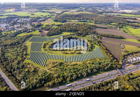 Luftbild, ENNI Solarpark Mühlenfeld Photovoltaik Anlage am Baggersee Doemkes, Neukirchen, Neukirchen-Vluyn, Ruhrgebiet, Nordrhein-Westfalen, Deutschland ACHTUNGxMINDESTHONORARx60xEURO *** Vista aerea, impianto fotovoltaico ENNI Solarpark Mühlenfeld presso lo stagno della cava di Doemkes, Neukirchen, Neukirchen Vluyn, regione della Ruhr, Renania settentrionale-Vestfalia, Germania ATTENTIONxMINDESTHONORARx60xEURO Foto Stock