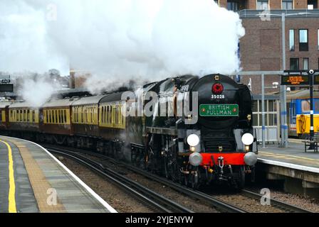 Locomotiva a vapore British Pullman con la Remembrance Sunday e la corona di papavero dell'Armistizio Day sotto la cisterna di smokestack passando per la stazione di Rochester nel Kent Foto Stock