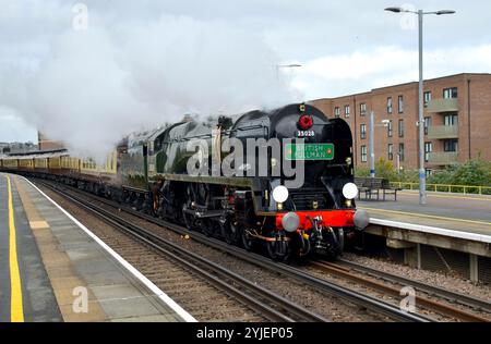 Locomotiva a vapore British Pullman con la Remembrance Sunday e la corona di papavero dell'Armistizio Day sotto la cisterna di smokestack passando per la stazione di Rochester nel Kent Foto Stock