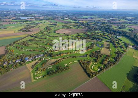 Luftbild, Golfplatz Golfclub Op de Niep, Golfwiese und Sandbunker, Fernsicht und blauer Himmel mit Wolken, Tönisberg, Kempen, Ruhrgebiet, Nordrhein-Westfalen, Deutschland ACHTUNGxMINDESTHONORARx60xEURO *** Vista aerea, campo da golf Golfclub Op de Niep, campo da golf e bunker di sabbia, vista distante e cielo blu con nuvole, Tönisberg, Kempen, zona della Ruhr, Renania settentrionale-Vestfalia, Germania ACHTUNGxMINDESTHONORARx60xEURO Foto Stock