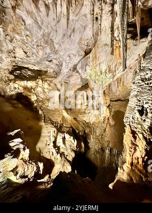 Una fotografia cattura un primo piano di vivaci stalattiti all'interno di una grotta isolata. Foto Stock